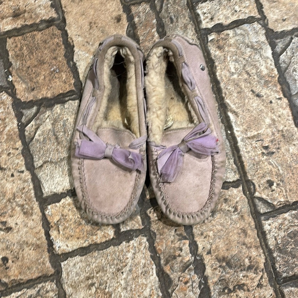 Ugg Dakota Tulle Bow Lavender Fog Shearling Lined Slipper